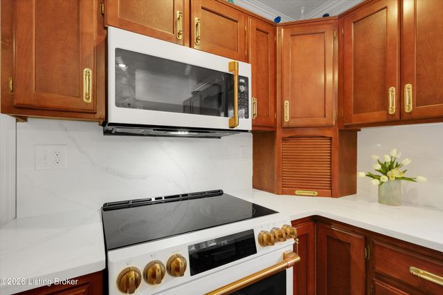 10527 Leven Blvd, Louisville, KY 40229