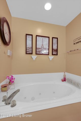 10527 Leven Blvd, Louisville, KY 40229