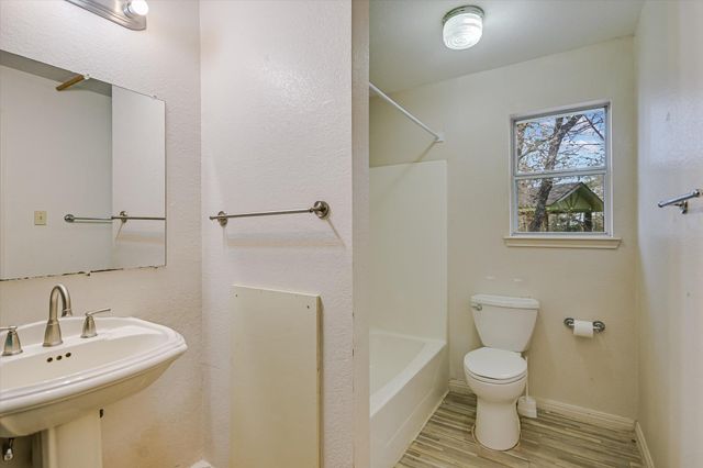 309 Stolle LN, Flatonia, TX 78941