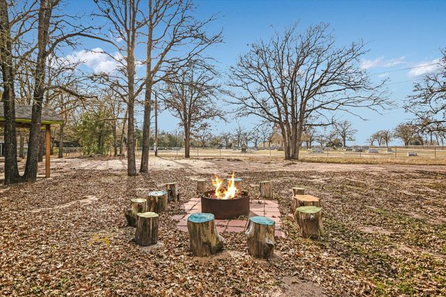 309 Stolle LN, Flatonia, TX 78941