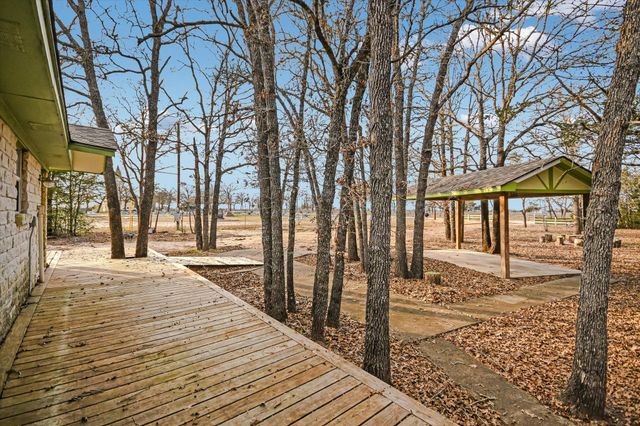309 Stolle LN, Flatonia, TX 78941