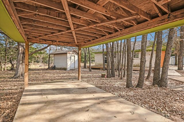 309 Stolle LN, Flatonia, TX 78941