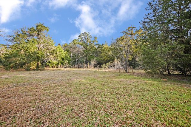 309 Stolle LN, Flatonia, TX 78941