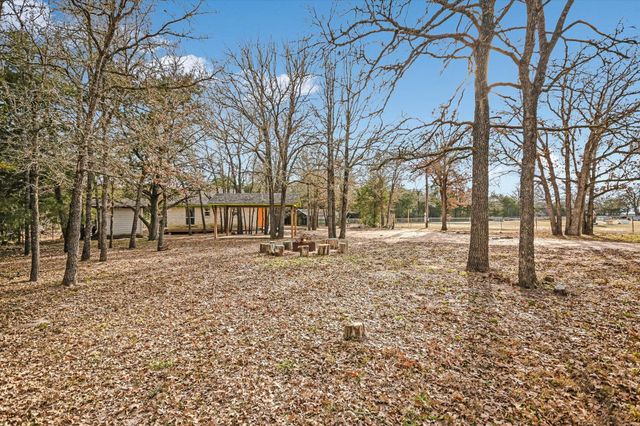 309 Stolle LN, Flatonia, TX 78941