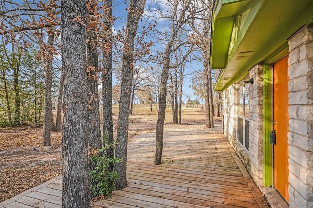 309 Stolle LN, Flatonia, TX 78941