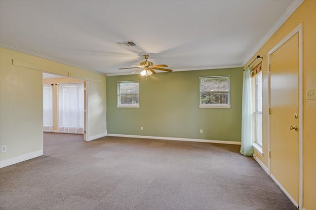 309 Stolle LN, Flatonia, TX 78941