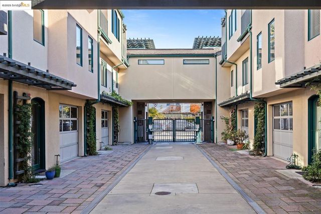 6555 Shattuck Avenue, Oakland, CA 94609