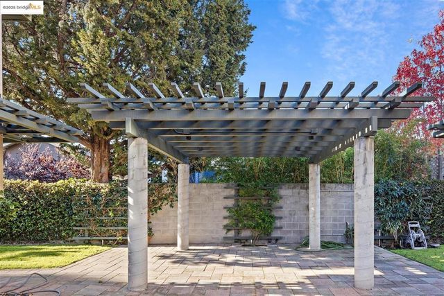 6555 Shattuck Avenue, Oakland, CA 94609