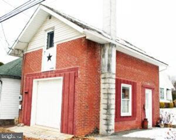 16 E MARBLE ST, Mechanicsburg, PA 17055