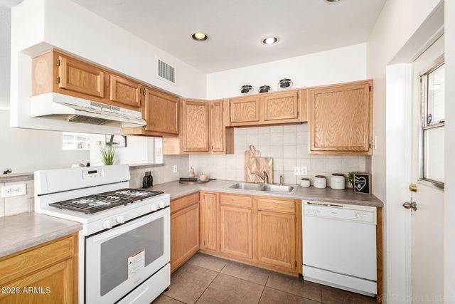 2822 N 34TH Street, Phoenix, AZ 85008