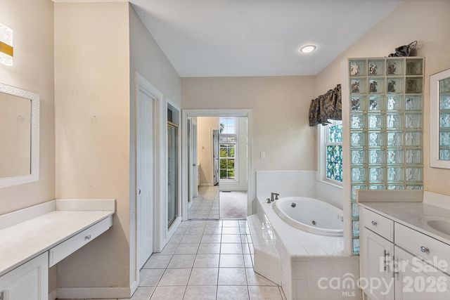 9111 Brocklehurst Lane, Charlotte, NC 28215
