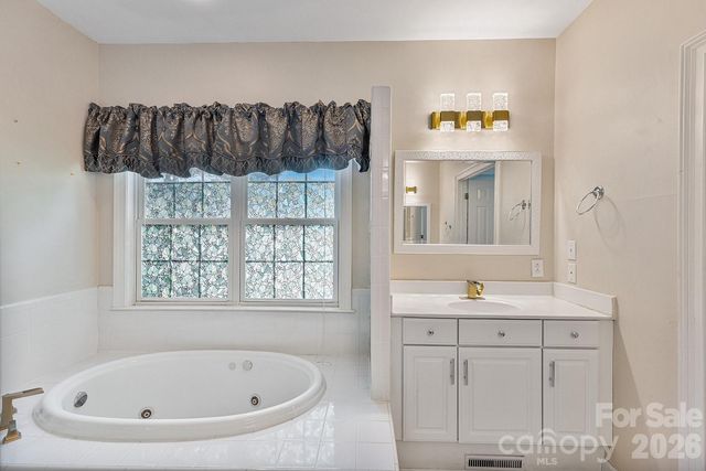 9111 Brocklehurst Lane, Charlotte, NC 28215