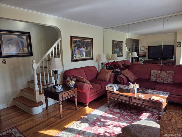 912 Oaks Drive, Franklin Square, NY 11010