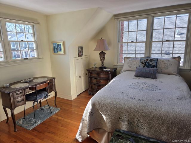 912 Oaks Drive, Franklin Square, NY 11010