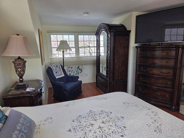 912 Oaks Drive, Franklin Square, NY 11010
