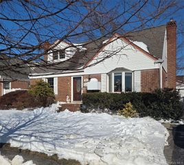 912 Oaks Drive, Franklin Square, NY 11010