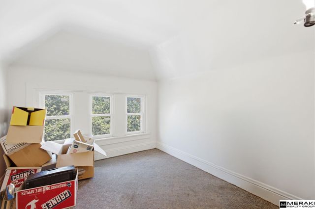 1043 S 30th Avenue, Omaha, NE 68105