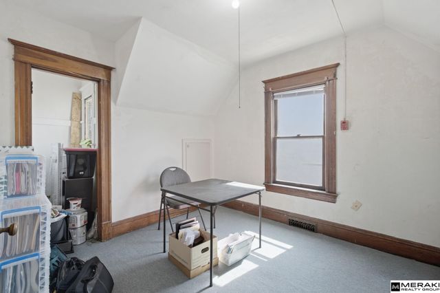 1043 S 30th Avenue, Omaha, NE 68105