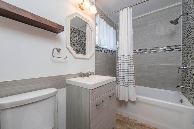 400 7th Avenue, Libertyville, IL 60048