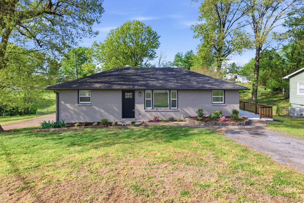 3004 Lakeshore Dr, Old Hickory, TN 37138