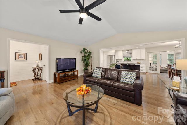 13 Foxhorn Court, Hendersonville, NC 28791