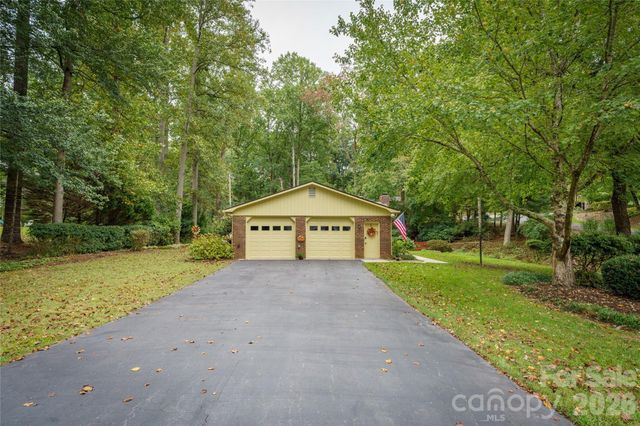 13 Foxhorn Court, Hendersonville, NC 28791