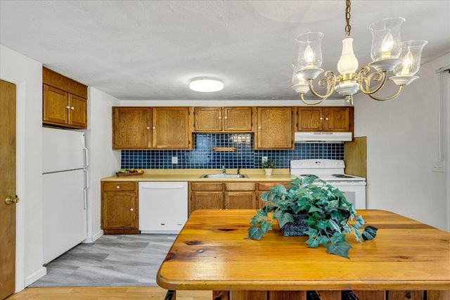 300 Falmouth Road APT 16F, Mashpee, MA 02649