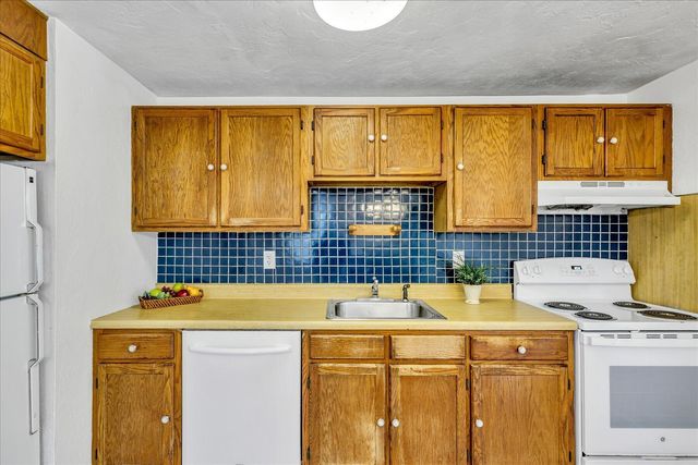 300 Falmouth Road APT 16F, Mashpee, MA 02649