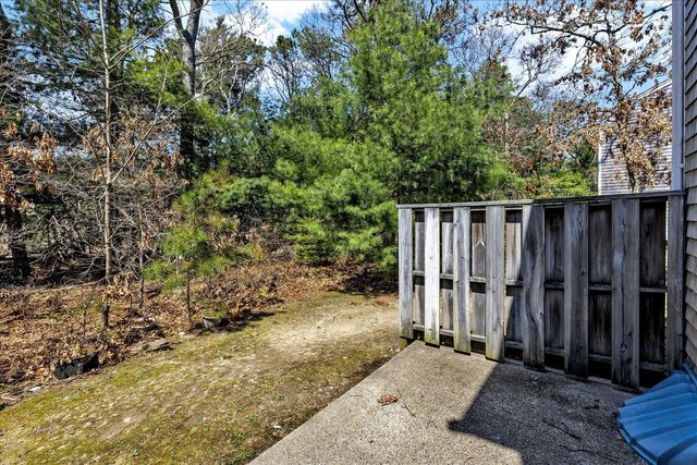 300 Falmouth Road APT 16F, Mashpee, MA 02649