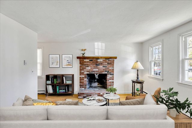 300 Falmouth Road APT 16F, Mashpee, MA 02649