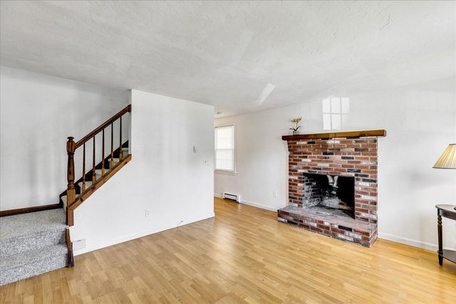 300 Falmouth Road APT 16F, Mashpee, MA 02649