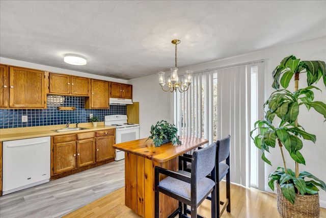 300 Falmouth Road APT 16F, Mashpee, MA 02649