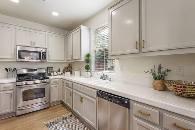 832 Copper Ln, West Sacramento, CA 95691