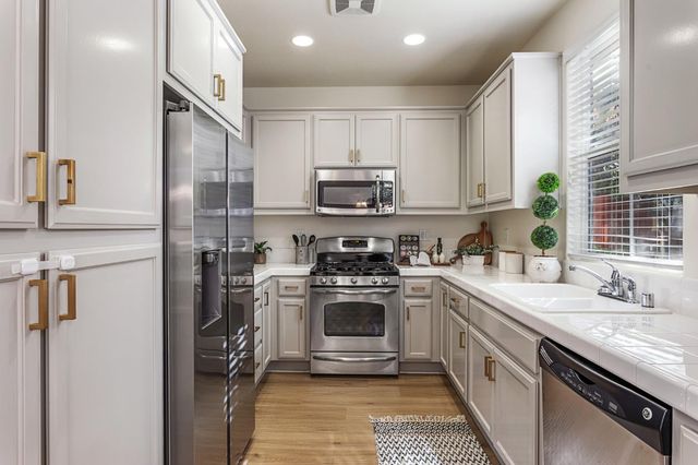 832 Copper Ln, West Sacramento, CA 95691