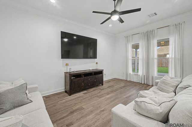 6492 Island Edge Dr, Gonzales, LA 70737