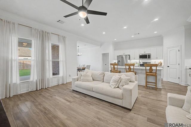 6492 Island Edge Dr, Gonzales, LA 70737