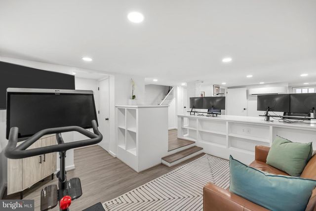 2132 NEWPORT PL NW, Washington, DC 20037