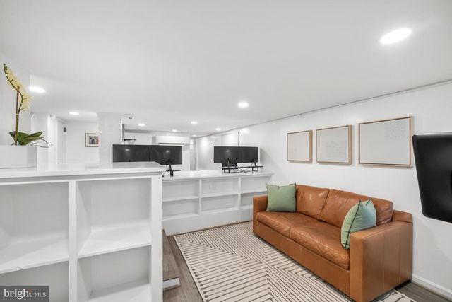 2132 NEWPORT PL NW, Washington, DC 20037