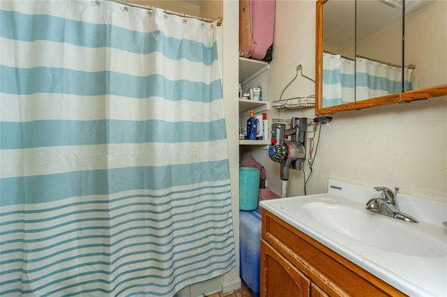 1439 Henderson Avenue, Des Moines, IA 50316
