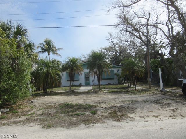 123 Falkirk ST, Fort Myers Beach, FL 33931