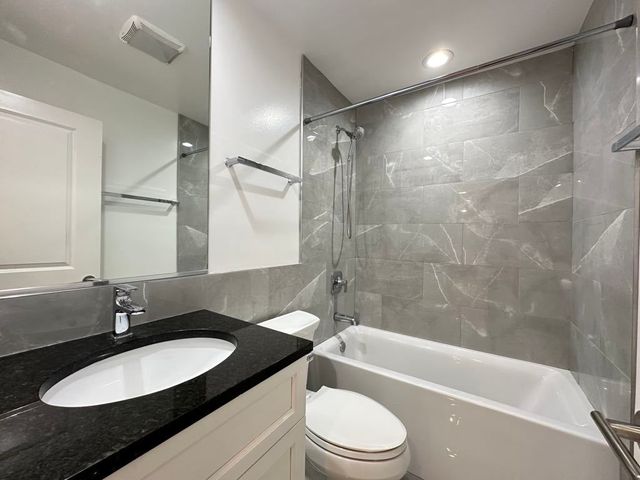 6954 N Sheridan Road 319, Chicago, IL 60626