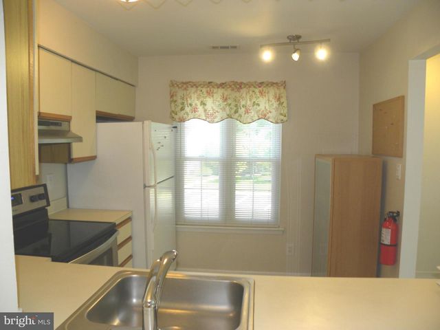 300-B MITTEN LN, Mount Laurel, NJ 08054