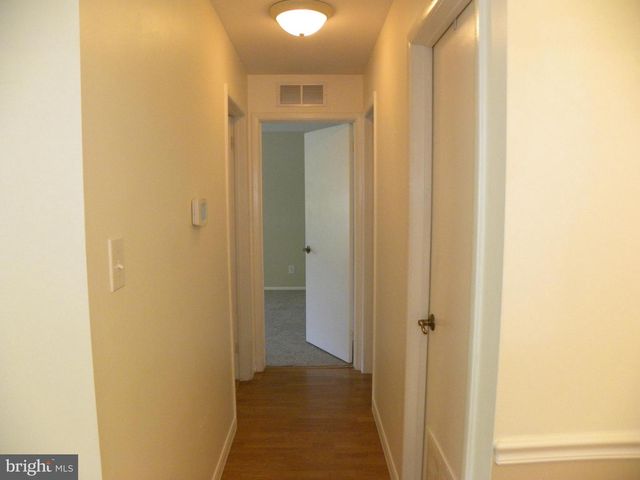 300-B MITTEN LN, Mount Laurel, NJ 08054