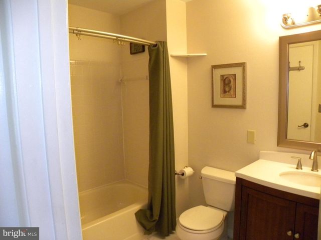 300-B MITTEN LN, Mount Laurel, NJ 08054