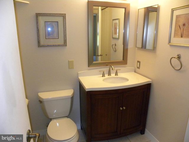 300-B MITTEN LN, Mount Laurel, NJ 08054