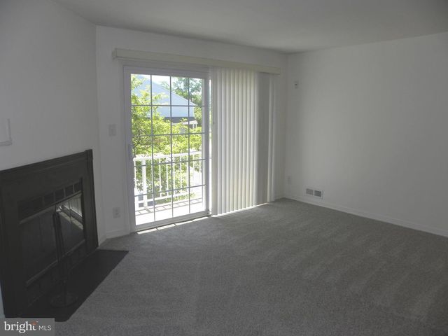 300-B MITTEN LN, Mount Laurel, NJ 08054