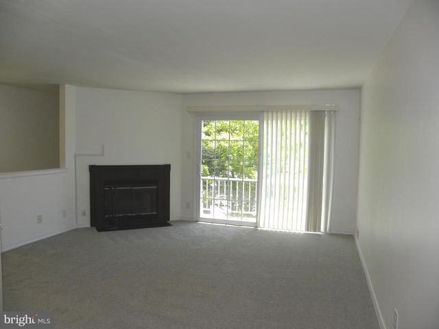 300-B MITTEN LN, Mount Laurel, NJ 08054