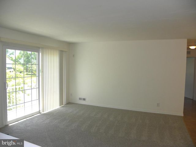 300-B MITTEN LN, Mount Laurel, NJ 08054