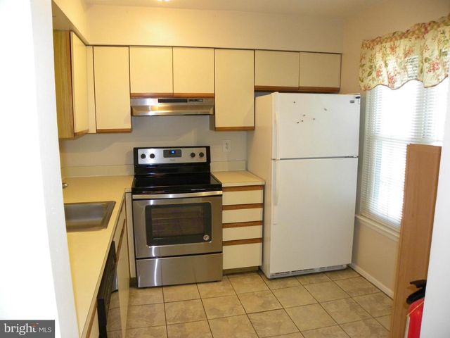 300-B MITTEN LN, Mount Laurel, NJ 08054