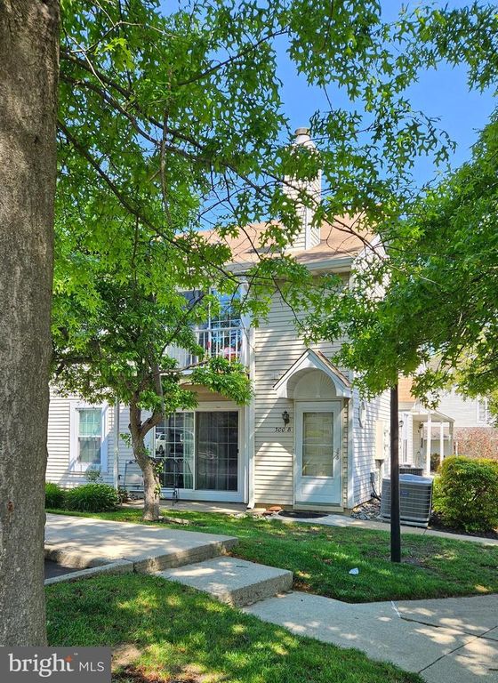 300-B MITTEN LN, Mount Laurel, NJ 08054